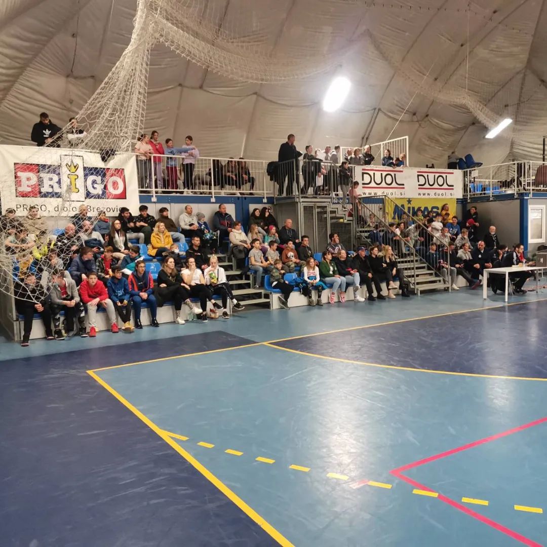 Polna tribuna navijačev in zmaga za Špan Brezovico